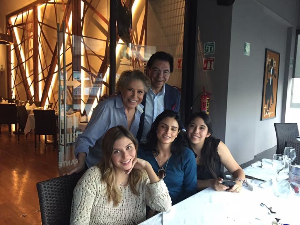 Aislinn Derbez spoke of the absence of his dad and the relationship with his stepfather, Mr. Aguilera (in the photo)