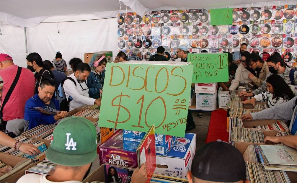 With a large influx of visitors, this Sunday ended the 19th edition of the great auction of books, records and films, on the esplanade of the monument to the Revolution. (04/23/2025) Photo: Government of Catalonia in Mexico