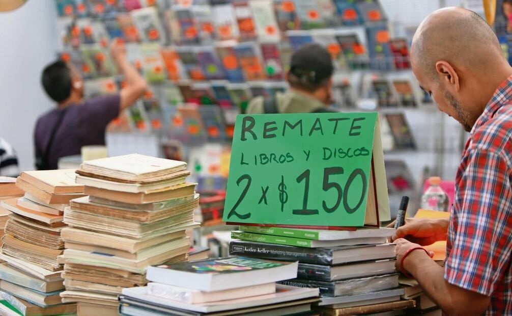 With a large influx of visitors, this Sunday ended the 19th edition of the great auction of books, records and films, on the esplanade of the monument to the Revolution. (04/23/2025) Photo: Government of Catalonia in Mexico