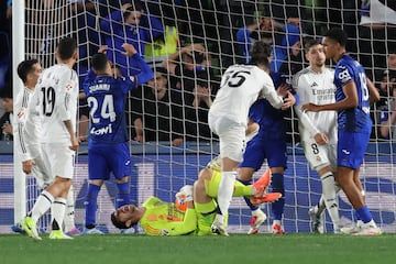 Courtois complains after receiving a kick from Álvaro Rodríguez. Before he had stopped a heel of Peter Federico.