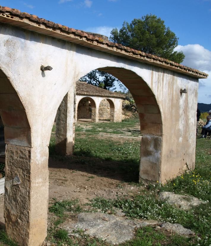 Secondary image 2 - Different examples of porticated architecture.