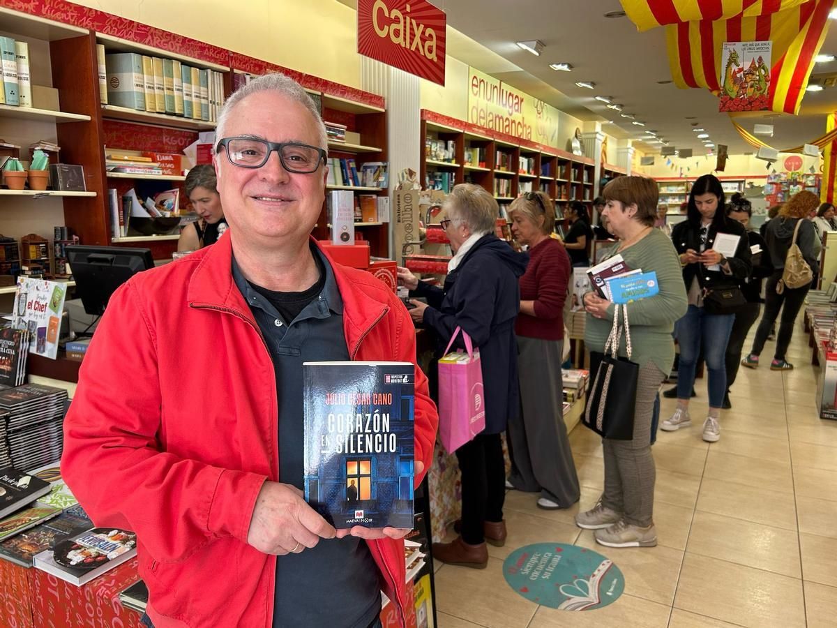 Julio César Cano en la firma de ejemplares de su última novela, hoy en la librería Argot.
