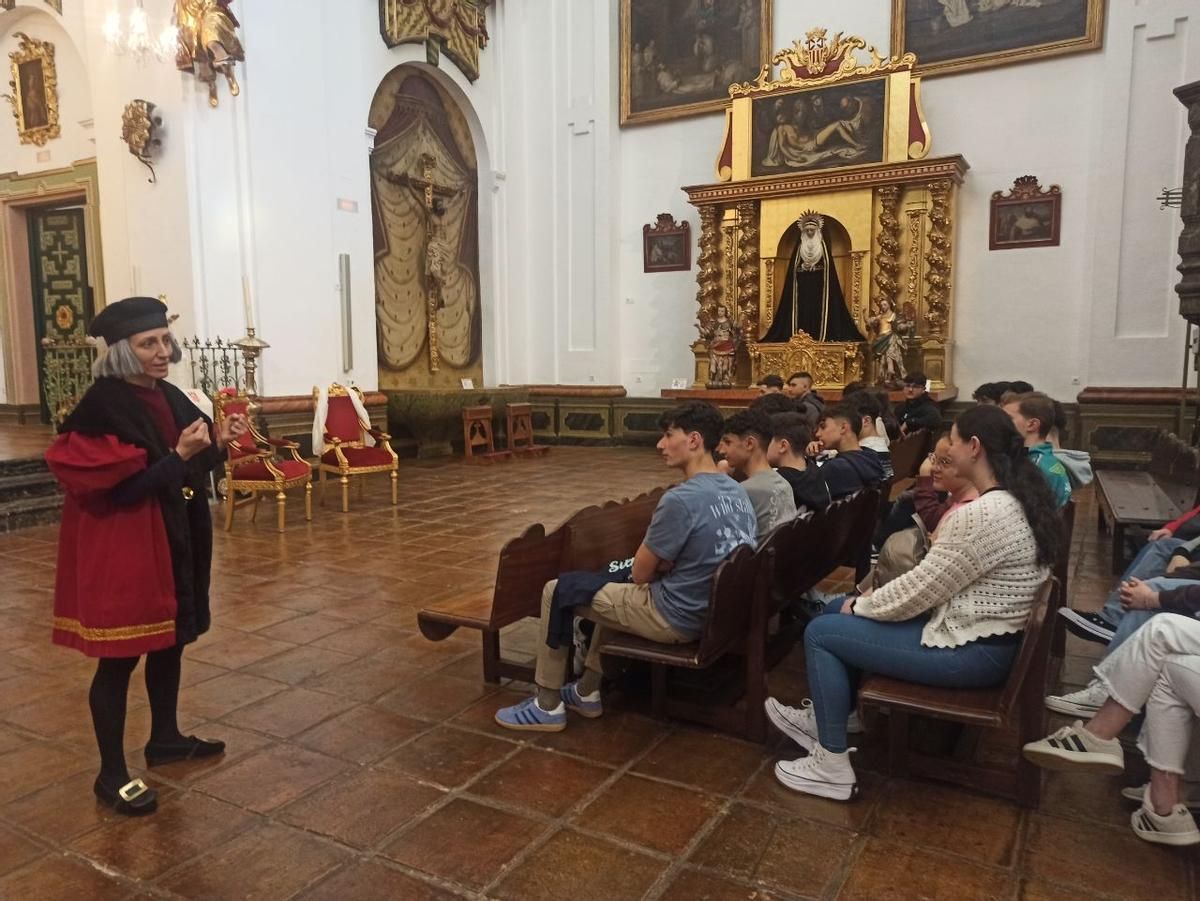 Cristóbal Colón explica a un grupo de estudiantes de Bujalance su encuentro con los Reyes Católicos.