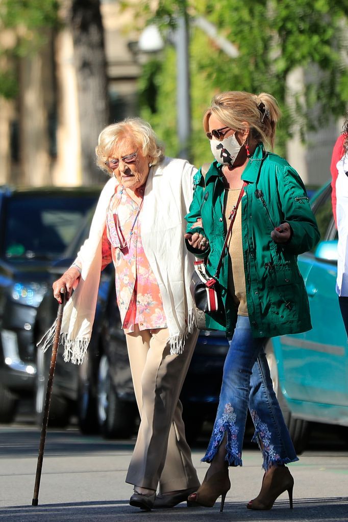 The journalist Lydia Lozano with her mother through the streets of Madrid