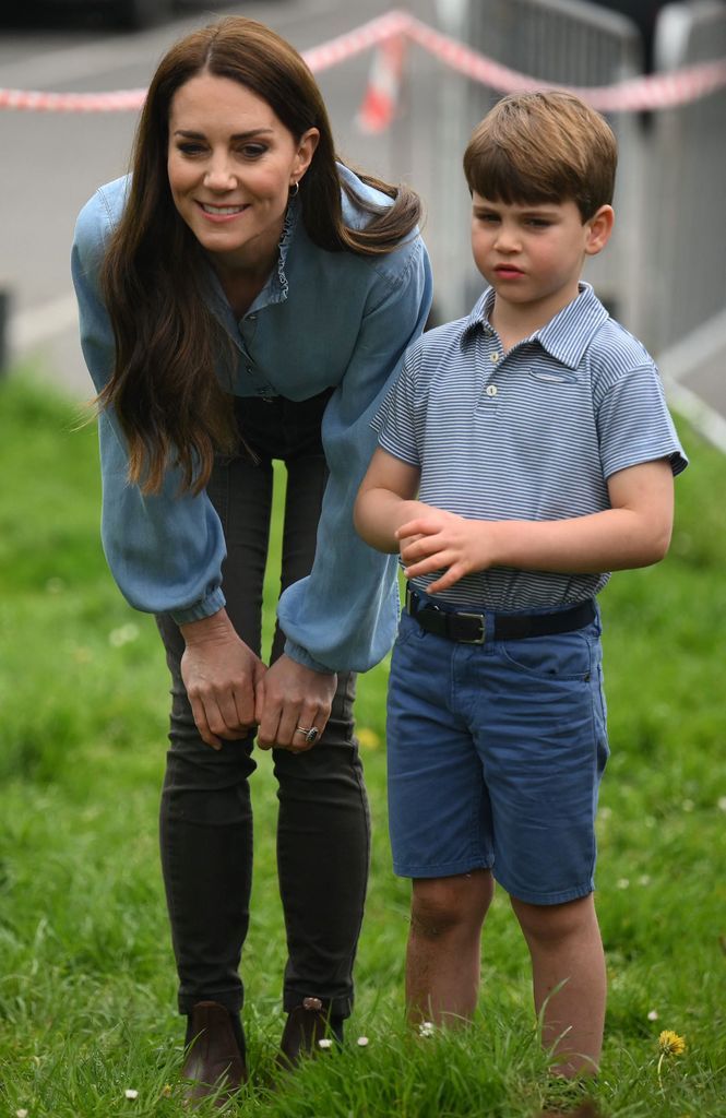 For his sketch, the little one of the family, Prince Louis, used a red score.