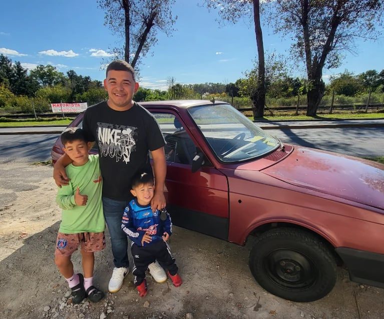 Brian Alberto poses with his children with his new car. (Photo: Instagram/Brianalberto.gh)
