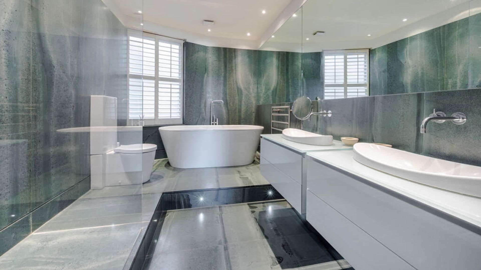 Exempt bathroom bathroom, XL shower, transparent screen, marble walls
