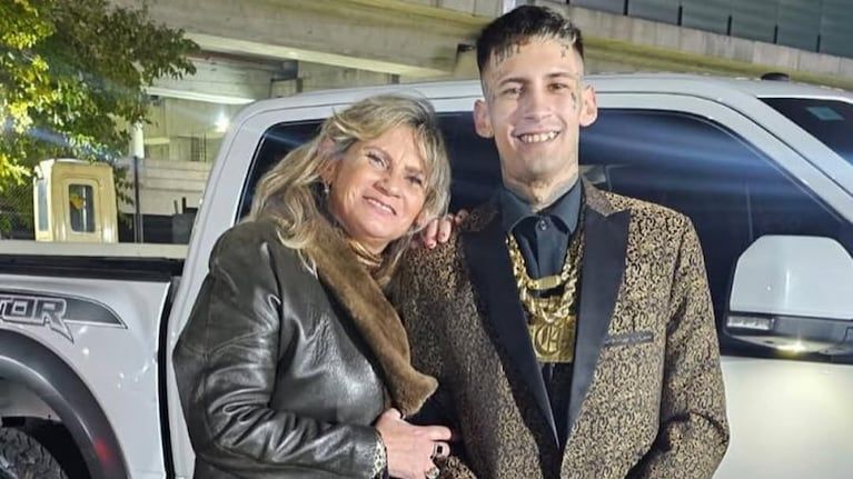 The singer revealed that even today he continues to live with his mother. Image up to Instagram by @clavalenzuela.ok (Instagram).