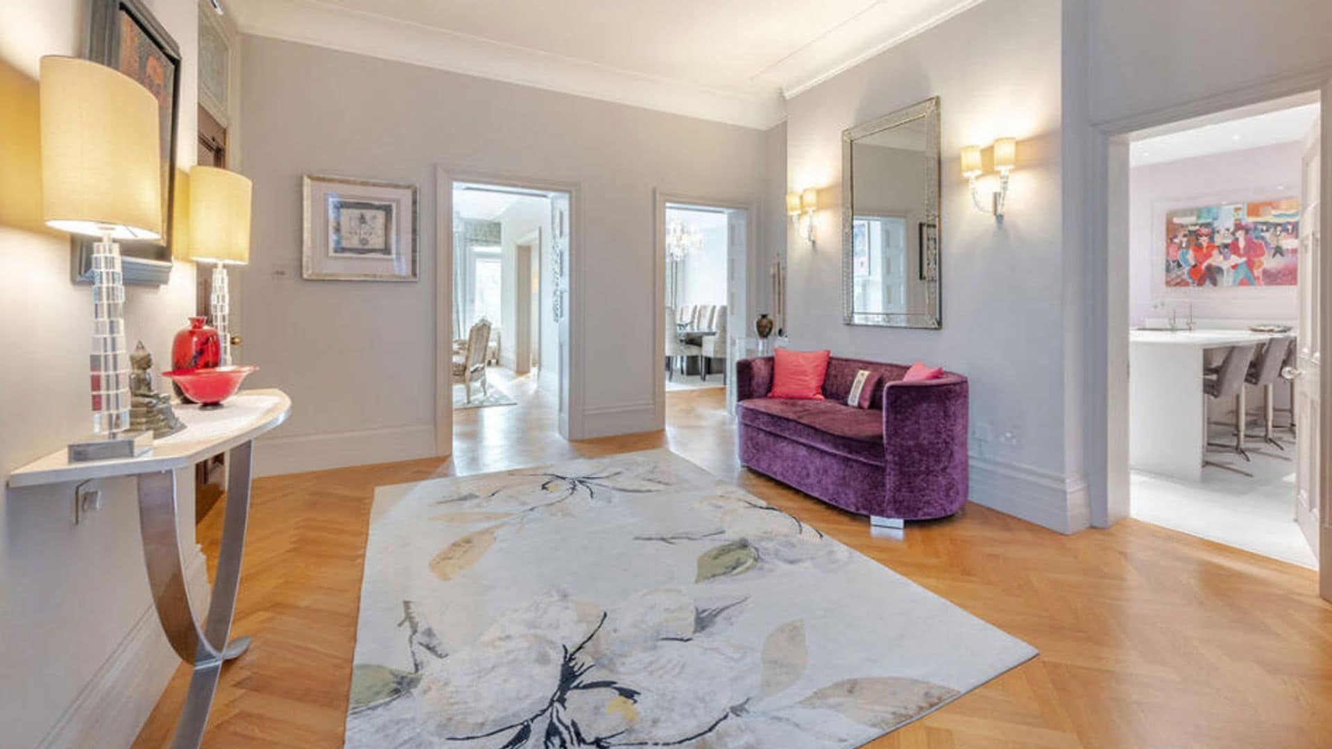 Carpet with a carpet with purple velvet, console, desktop lamps, mirror and entrance to the kitchen, living room and dining room