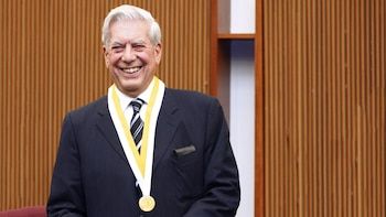 Mario Vargas Llosa left houses,