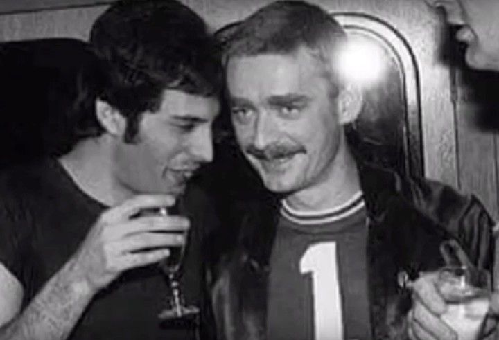 Singer Freddie Mercury and his manager Paul Preinter. Video capture