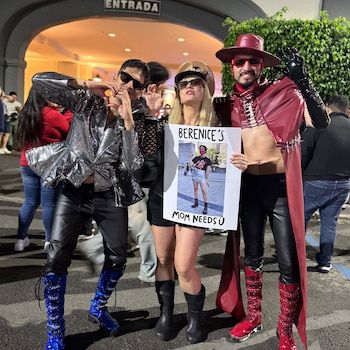 Lady Gaga Fans outside