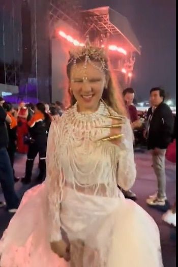 Girl wears like Lady