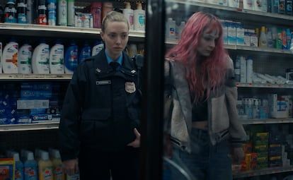 Amanda Seyfried (left) and Ashley Cumming interpret the sisters around which the mystery of 'The long river of souls' revolves.