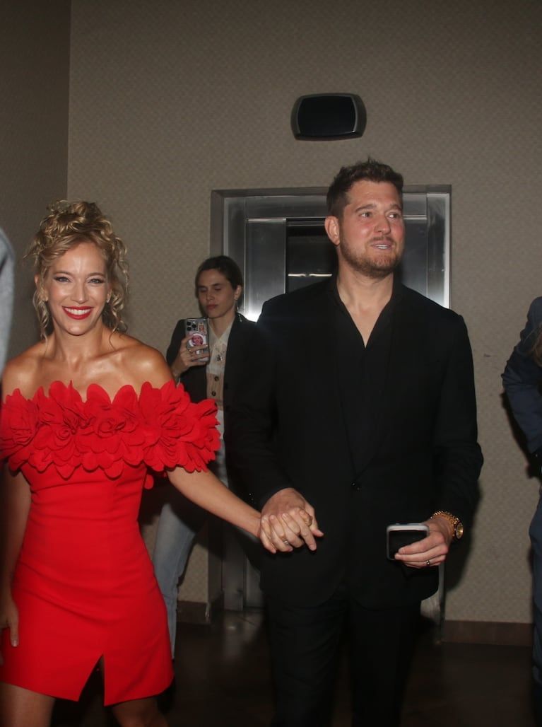 Luisana Lopilato and Michael Bublé on the red message carpet in a bottle (Photo: Mobilpress)