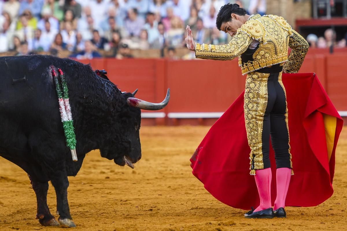 SEVILLA. 01/05/2025. - El diestro Pablo Aguado en su faena durante el sexto festejo de abono que se celebra hoy jueves en La Real Maestranza de Sevilla. EFE/ Raúl Caro.