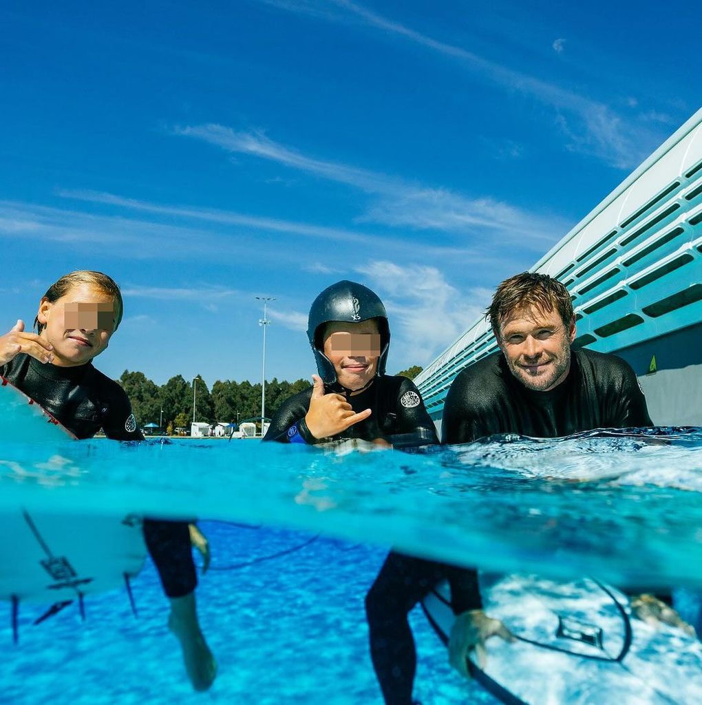 Chris Hemsworth, with his children