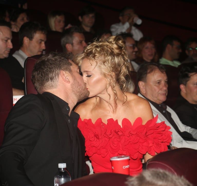 Luisana Lopilaato and Michael Bublé in the message projection in a bottle (Photo: MovilPress)