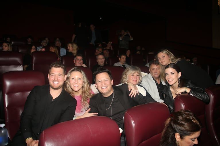 Michael Bublé and Darío Lopilaato in the message projection in a bottle (Photo: Mobilpress)