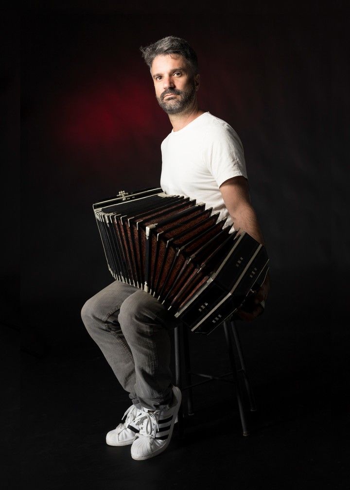 Tomi Lebrero has edited 26 albums with his acoustic assembly with guitars, violin, double bass, percussion and bandoneon. Press Photo Gentileza Javier Pérez