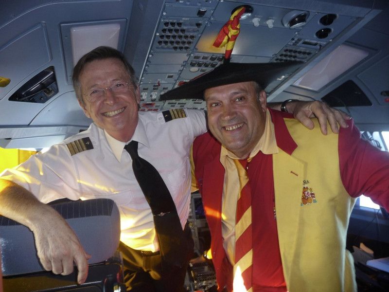 Manolo El del Bombo, in a photo with Commander Gómez-Parathcha
