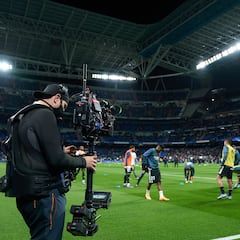 MADRID, SPAIN - MARCH 20: Steadicam cameraman works prior to the LaLiga Santander match between Real Madrid CF and FC Barcelona at Estadio Santiago Bernabeu on March 20, 2022 in Madrid, Spain. (Photo by Angel Martinez/Getty Images) camara de television