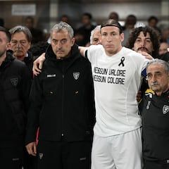 Federico Baschirotto, Captain of Lecce, together with the Technical Staff during the minute of silence by Graziano Fiorita