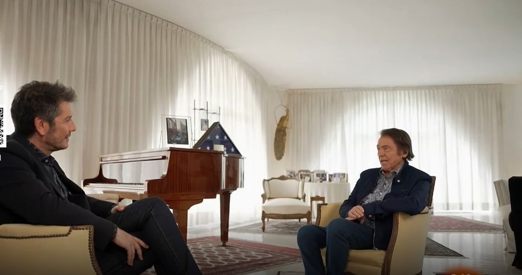 Raphael interviews Carlos del Amor