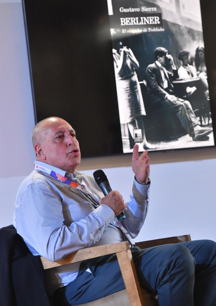 The journalist and writer Gustavo Sierra on Friday in the Clarín / Ñ Cultural Space of the International Book Fair of Buenos Aires. Photo: Enrique García Medina.