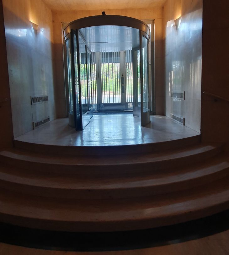 Rotating door, similar to that of a hotel. He has no electric goalkeeper (photo gentleness: Mariela Blanco) Rotating door, similar to that of a hotel. He has no electric goalkeeper (photo gentleness: Mariela Blanco)