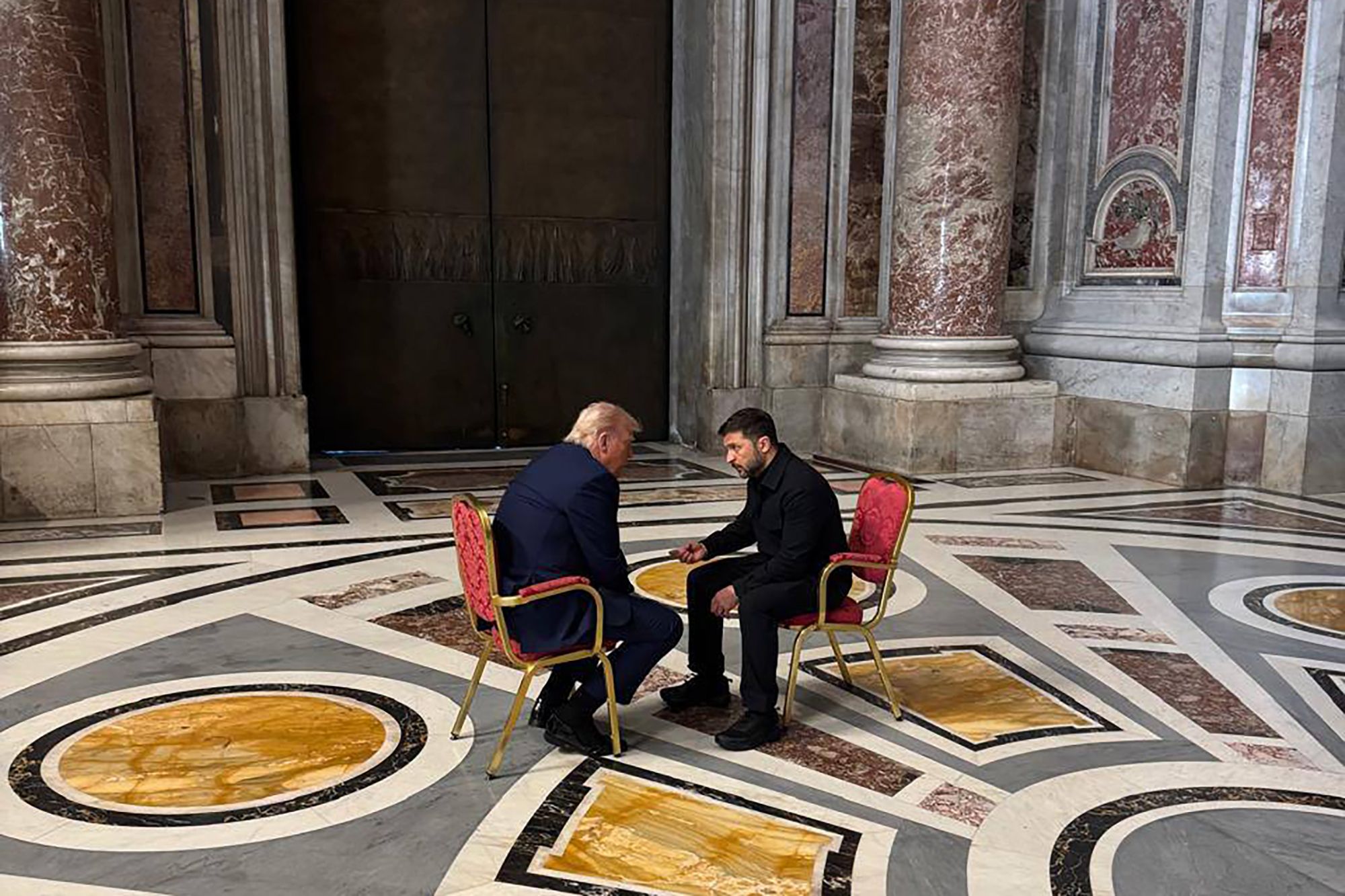 Donald Trump and Volodimir Zelenski, this Saturday at the Vatican.
