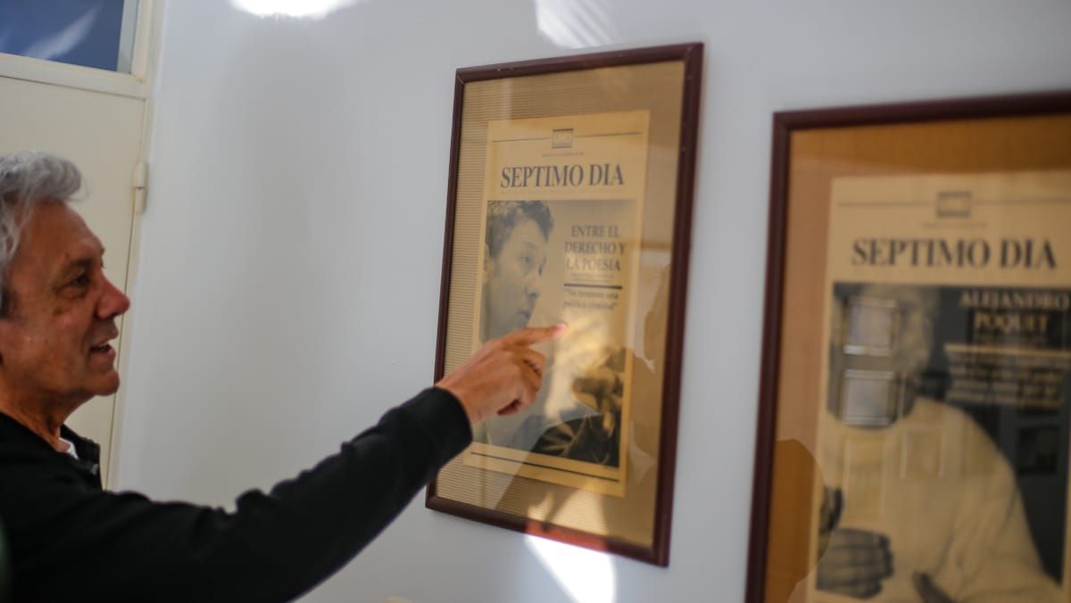 The lawyer Alejandro Poquet in his office, where he treasures journalistic notes. The lawyer Alejandro Poquet in his office, where he treasures journalistic notes.