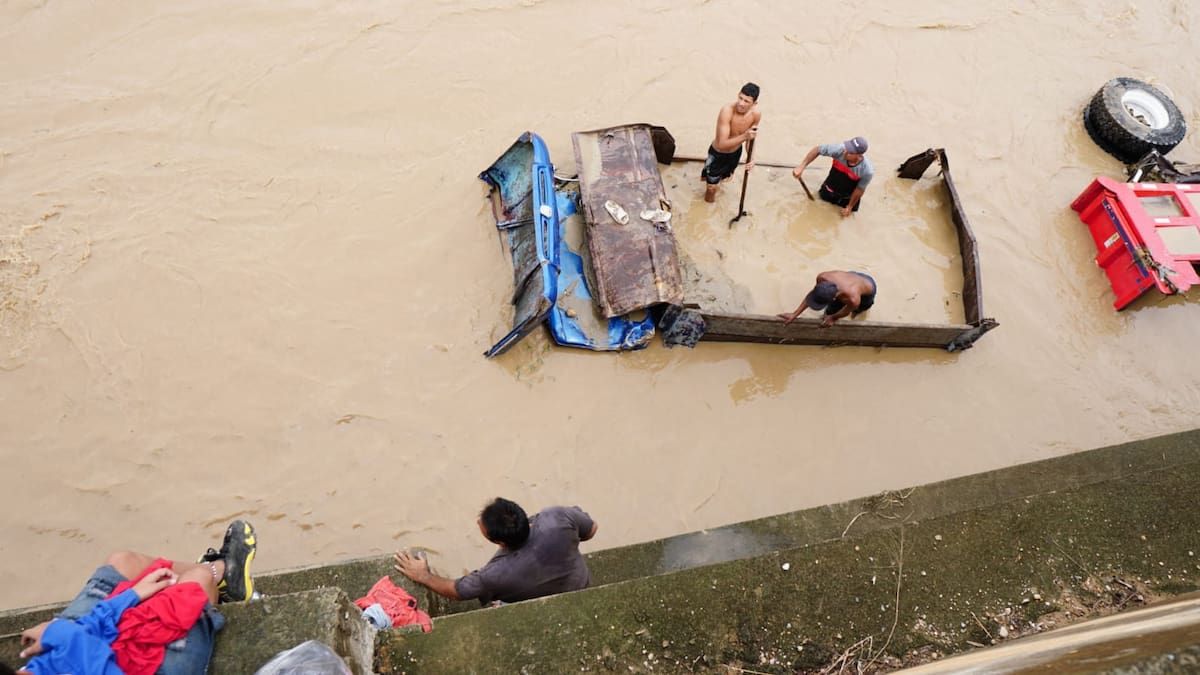 'The growing' two dump trucks were underwater in the Río de Oro Girón