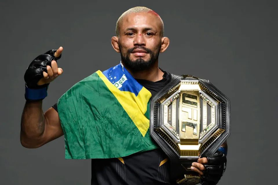 Deiveson Figueiredo poses with the UFC flyweight title.(via Zuffa LLC)