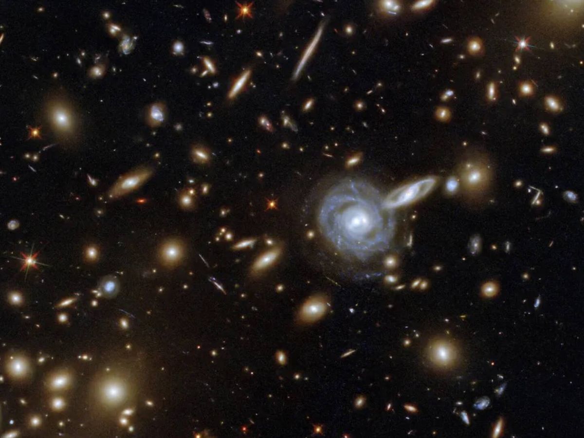 Photo: Researchers find indications of vital activity outside our planet. (Este/Hubble & Nasa, F. Pacaud, D. COE)