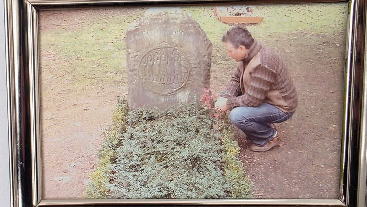 Alejandro Poquet in the tomb of Jorge Luis Borges, one of his literary referents and who recovered aspects linked to criminology. Alejandro Poquet in the tomb of Jorge Luis Borges, one of his literary referents and who recovered aspects linked to criminology.