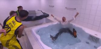 With the shirt and pants, in addition to the shoes, Jasikevicius celebrated the pass to the Final Four in its purest form with all its players