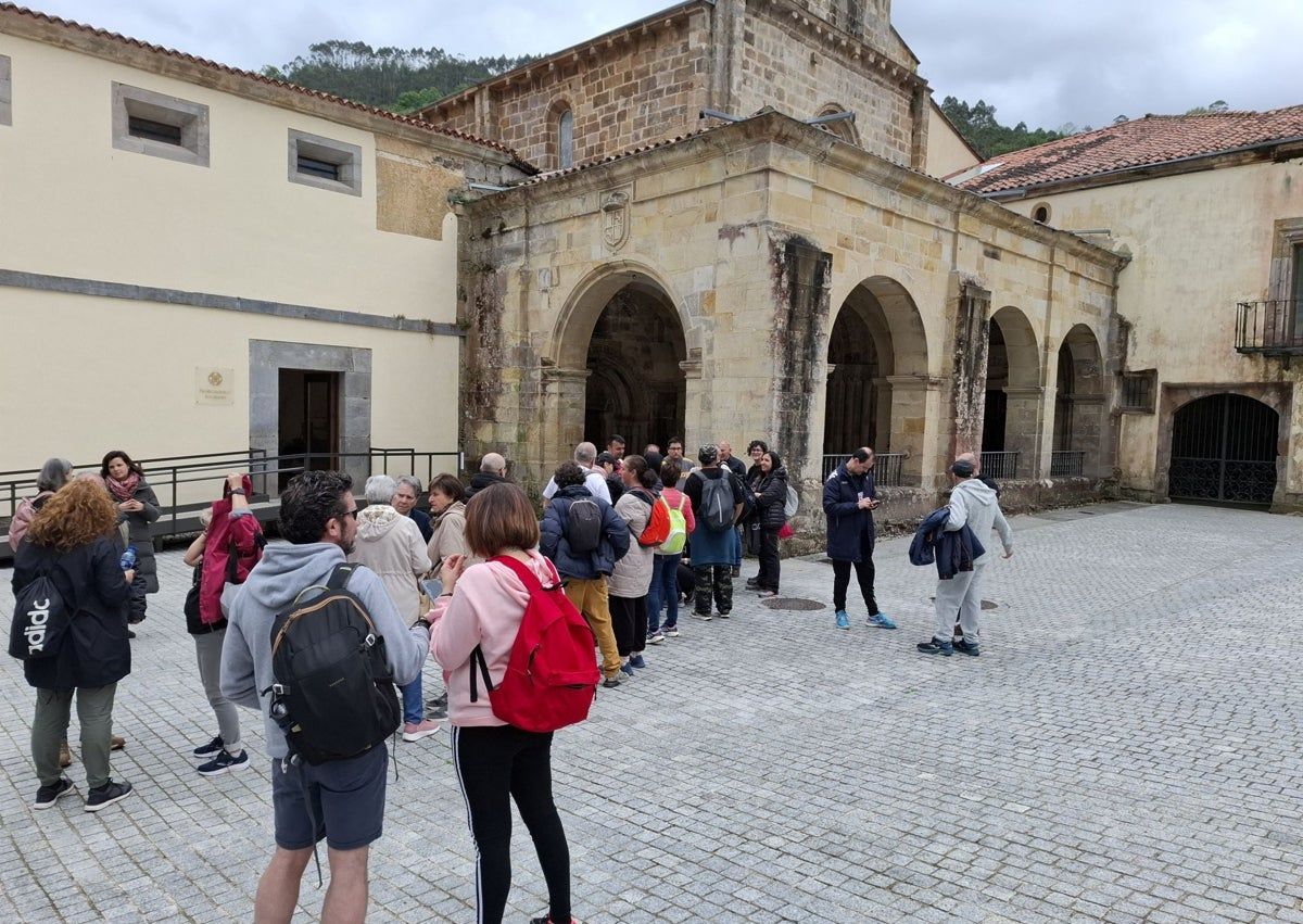 Secondary image 1 - The hundred pilgrims of Caritas during their passage through the Jacobean route of Valdediós and his arrival to the Monacal Maliayo team.