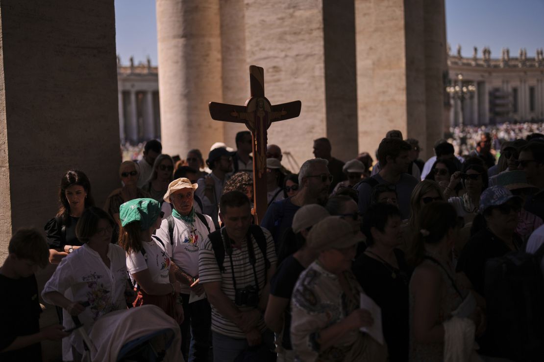Peregrinos arrive to visit the Basilica of San Pedro in the seventh of the nine days of mourning by the late Pope Francis, in the Vatican, on Friday, May 2, 2025.
