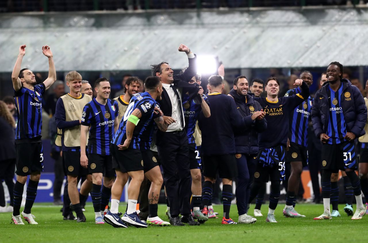 Simone Inzaghi, coach of FC Internalse, celebrates with its players at the end of the game.