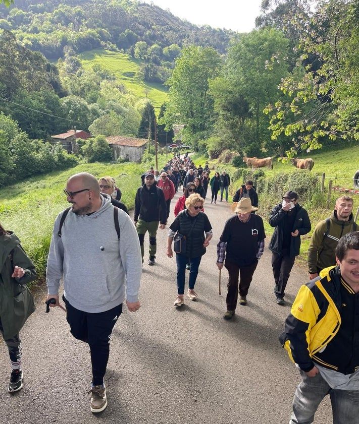 Secondary image 2 - The hundred pilgrims of Cáritas during their passage through the Jacobean route of Valdediós and his arrival to the Monacal Maliayo team.