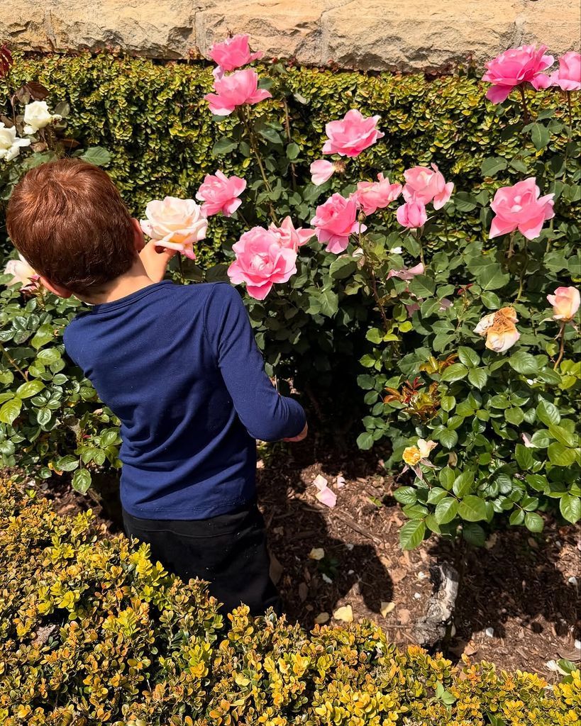 Archie Harrison watching the roses of her house's garden, in the company of her mother and sister Lilibet