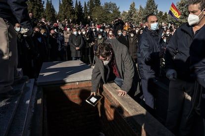 The poet and husband of Almudena Grandes, Luis García Montero, deposits a copy of his book 'completely Friday: 1994-1997' in the grave where the writer has been buried.
