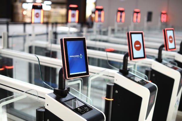 For exits, immigration control will also have 9 electronic doors. (Julio Reaño de GEC for management)