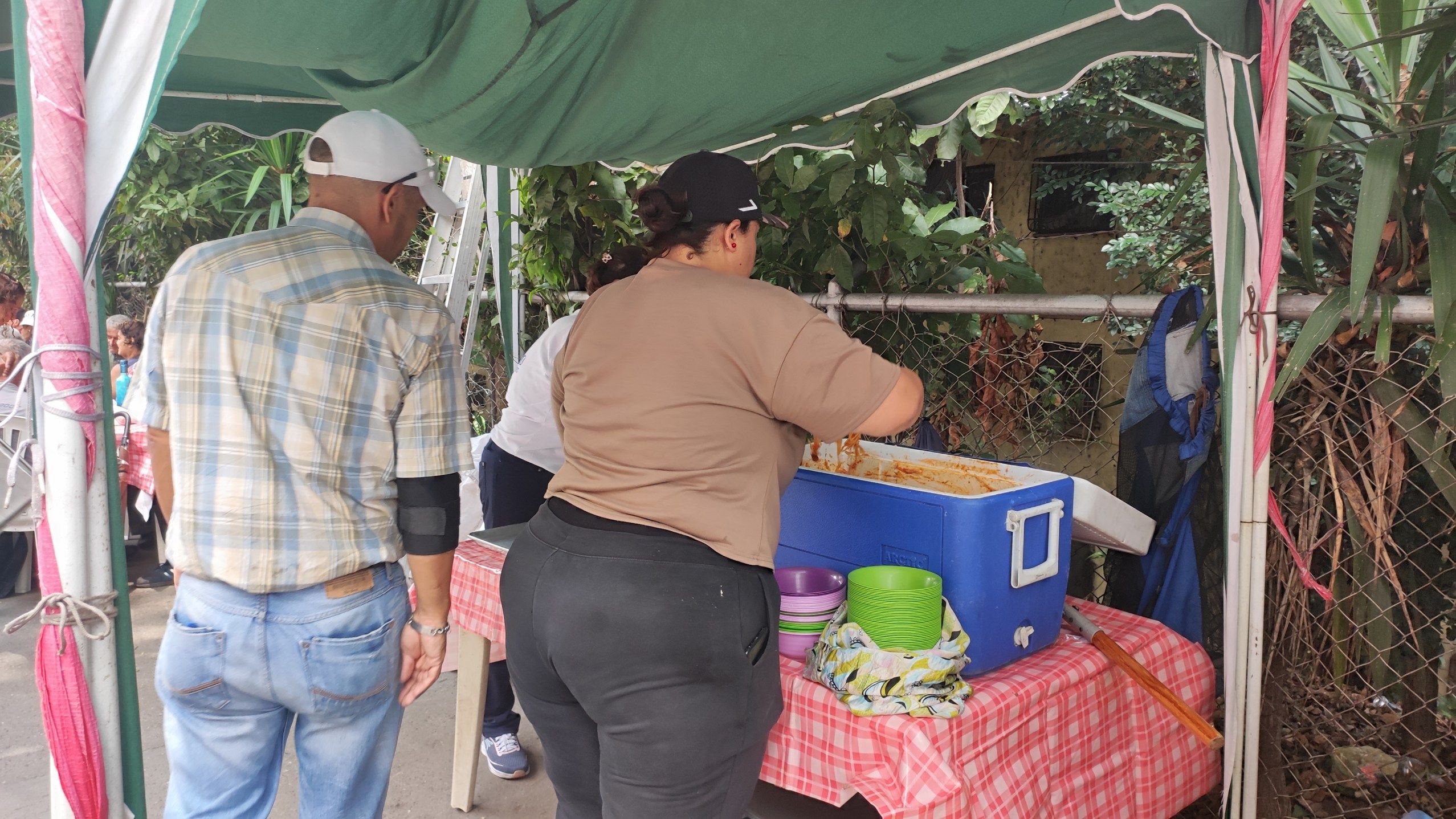 Community dining room in Catia breaks stigmas to serve older adults and people in street situation