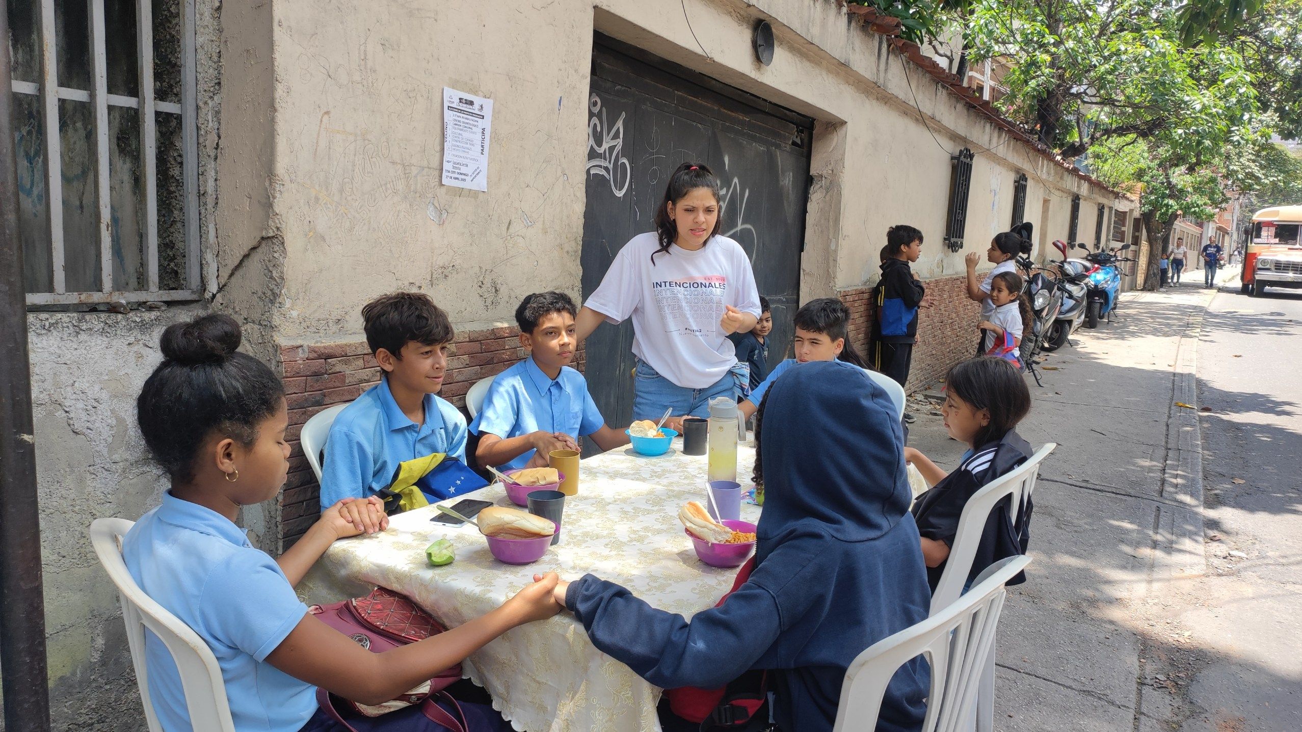 Community dining room in Catia breaks stigmas to serve older adults and people in street situation