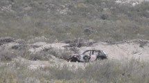 They are looking for Julián's cell phone some key clue for the investigation of homicide perpetrated in rock