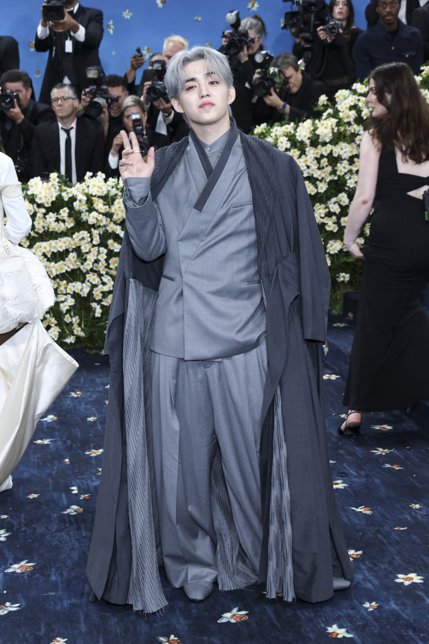 With Gala 2025 S. Coups, from Seventeen, paraded for the blue carpet of the Met Gala 2025 this Monday in New York.