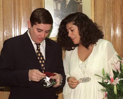 Luis García Montero and the novelist Almudena Grandes during his civil marriage, held at the City Council of the Granadina town of Santa Fe in 1996.