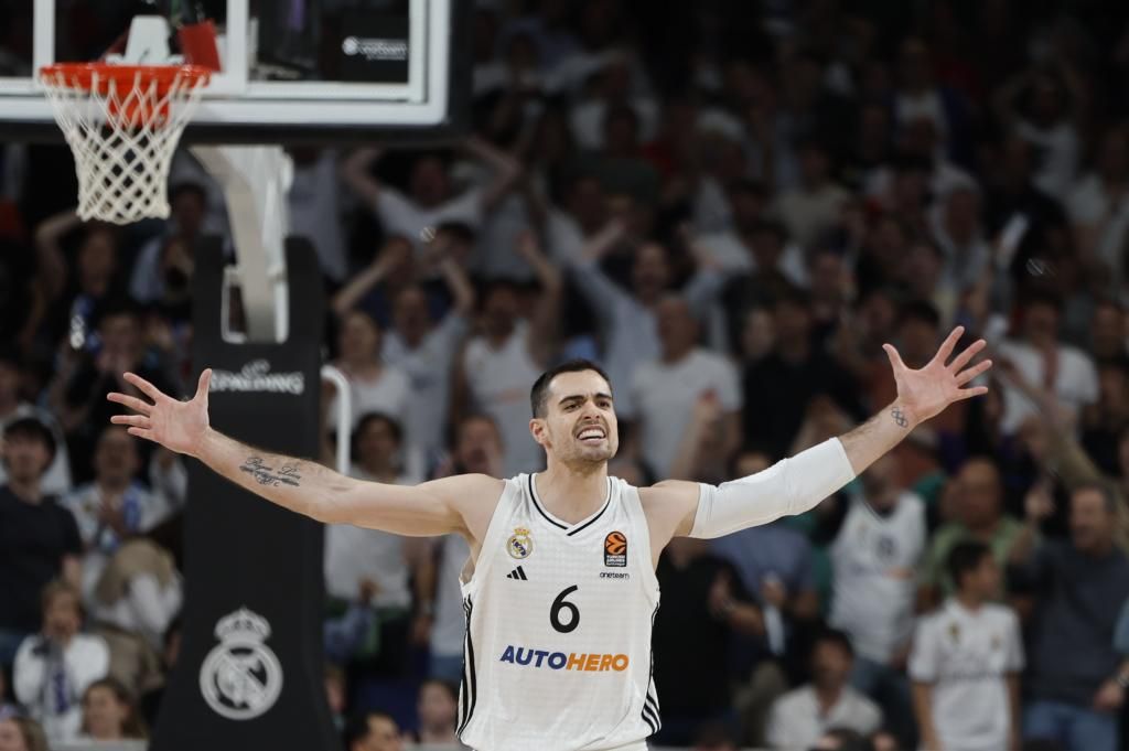 Real Madrid's eaves, Alberto Abalde, celebrates a basket at the Movistar Arena.